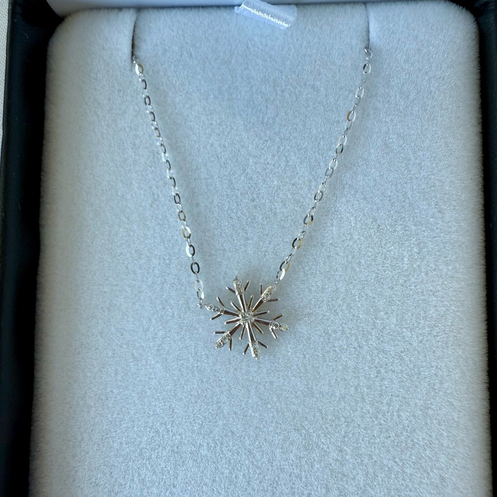 Elegant Silver Snowflake Necklace